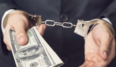 Налоговика задержали при получении $50 тыс. взятки