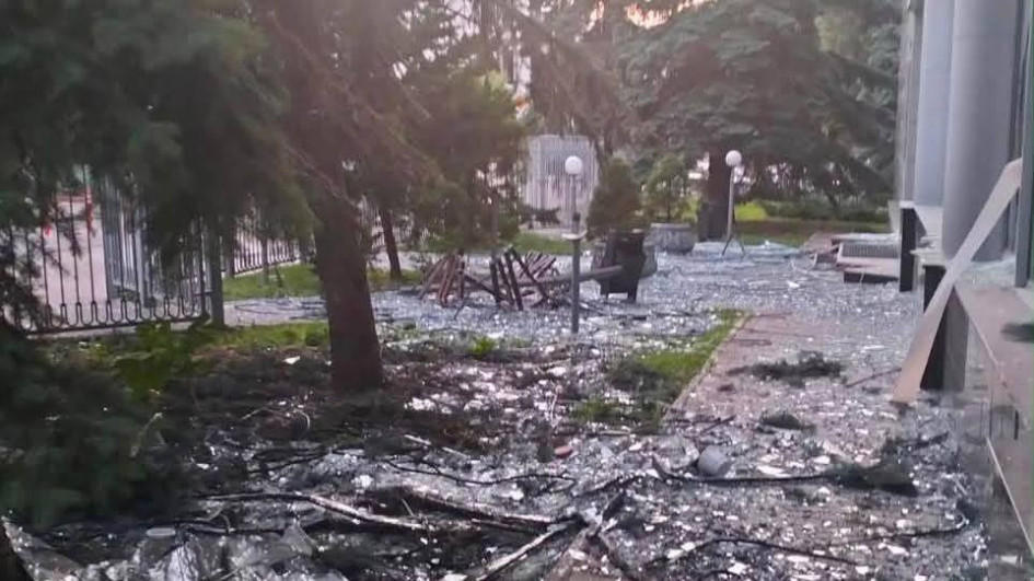 росія знову пошкодила будівлю податкової служби в Києві