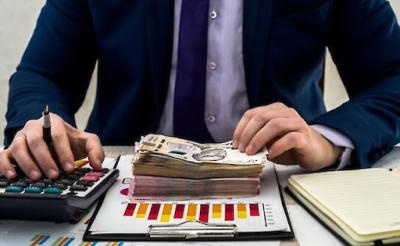 Зарплати держслужбовців зросли торік на 43%