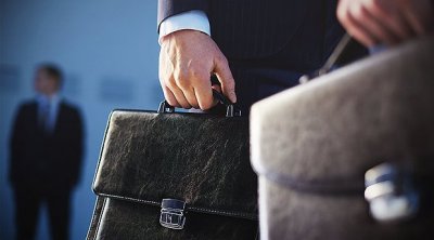 Фонди зарплат держслужбовців зменшилися на 10-15%