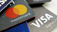 росіянам хочуть відключити останні картки Visa та Mastercard