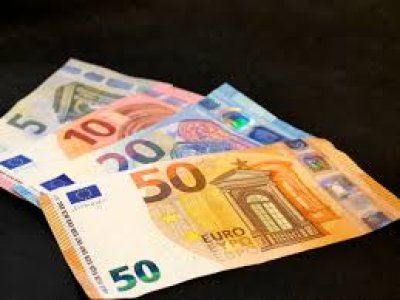 Європарламент обмежив готівкові платежі у 10 тисяч євро