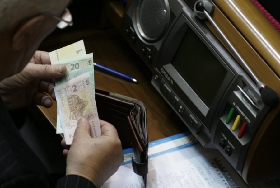 Власть в разы поднимает себе зарплату