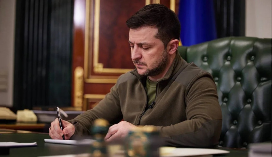 Зеленський у рекордні строки підписав закон про ліквідацію незалежності НАБУ і САП