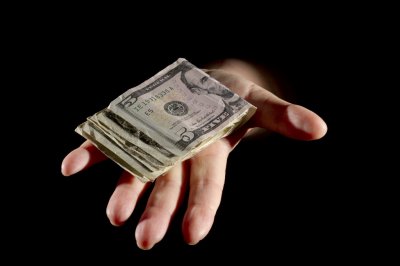 Украинцы в 2017 году продолжали избавляться от валюты