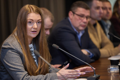 Бізнес закликав прискорити скасування податкових пільг для посилок