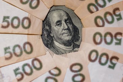 Украинцы в июле несли валюту в банки