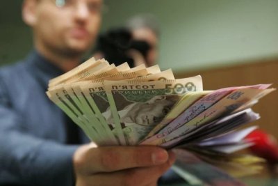 Українці знімають більше готівки, ніж повертається коштів в банки