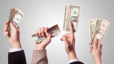 НБУ впервые с апреля возобновил продажу валюты