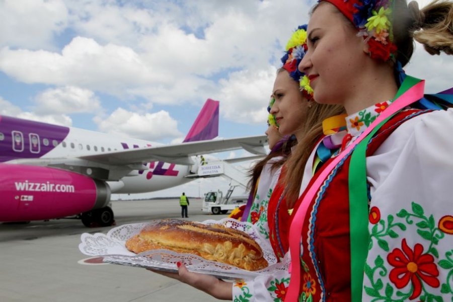 Встречаю самолет. Хлебом солью встречают в аэропорту. Встреча в аэропорту с костюмах с караваем. Встречай самолет.