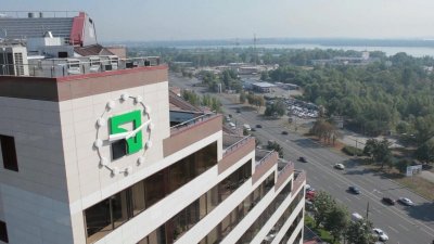 Ексвласники хочуть відібрати офіс ПриватБанку у Дніпрі