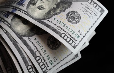 Банкам дозволили продавати валюту населенню