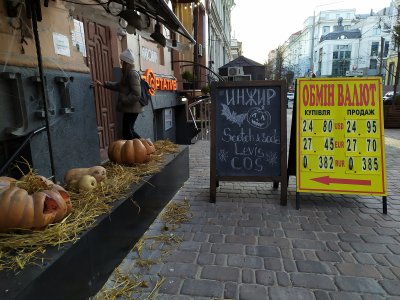 Население в октябре скупило дорожающую валюту