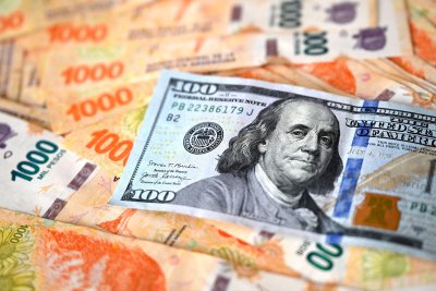 Аргентина продаватиме долари на паралельному ринку в рамках антиінфляційних заходів