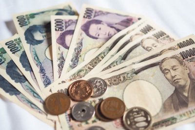Японська ієна рекордно впала у ціні