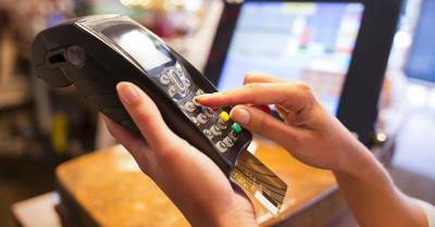 42% безготівкових витрат українців йде на їжу