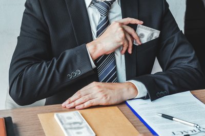БЕБ спіймало службових осіб на ухилення від сплати податків
