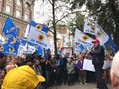 Митингующие вернулись под Нацбанк