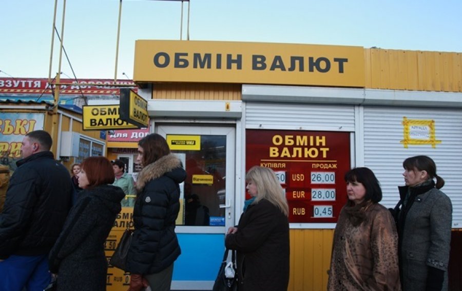 Украинцам разрешили сдавать валюту без ограничений