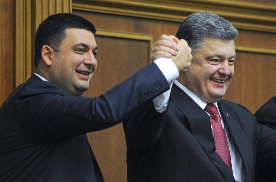Кабмин повысил ставку Порошенко и Гройсману