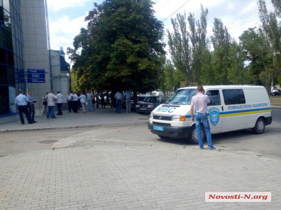 В Николаеве у банка расстреляли машину и похитили 2,6 млн грн