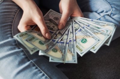 Перекази заробітчан в Україну впали з початку року майже на $400 млн