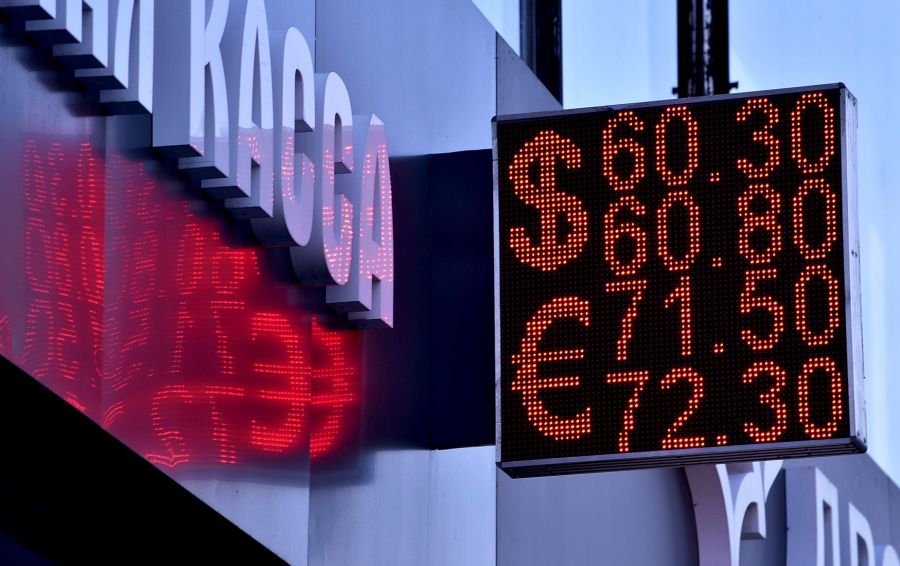 Рубль обесценился на 9% после введения санкций США