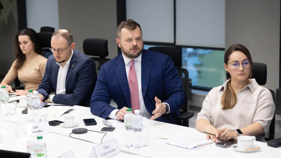 В.о. голови правління «Нафтогазу» Сергій Федоренко (по центру)