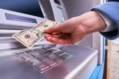 ОТП Банк розпочав продаж валюти через банкомат