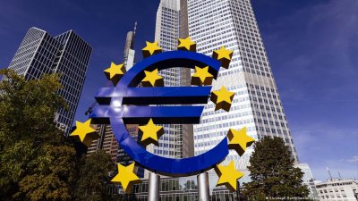 ЄЦБ вливає мільярди євро в слабкі боргові ринки єврозони