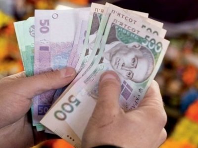 Реальна зарплата українців у квітні впала на 1,2%