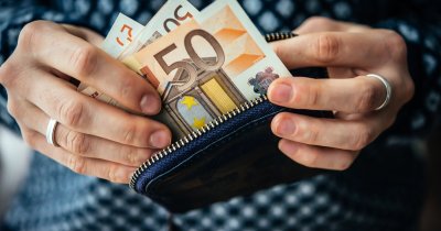 Обсяги зняття готівки з карток українських банків за кордоном впали в 4 рази