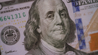 Долар уперше перевищив 45 грн