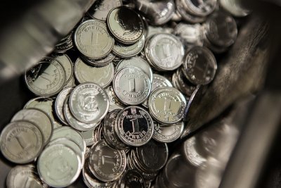 Монеты номиналом 1 и 2 гривны поступили в обращение