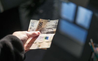 Уже понад 12 мільйонів українців подали заявку на отримання «зимової тисячі»