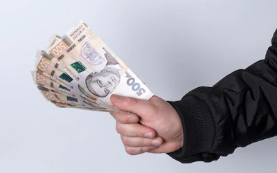 Українцям за кордоном або на ТОТ сплатять пенсії та соцвиплати по-новому