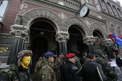 Капитал взяли на мушку