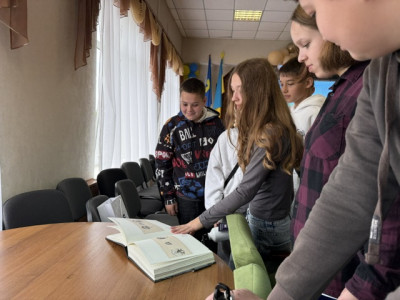 «Гривня. Більше ніж гроші»: ТАСКОМБАНК передає книгу про історію української валюти школярам і студентам