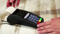 ПриватБанк слідом за Ощадбанком скасував комісію за POS-термінали