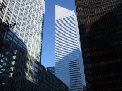 Міжнародні банки повертають працівників до офісів
