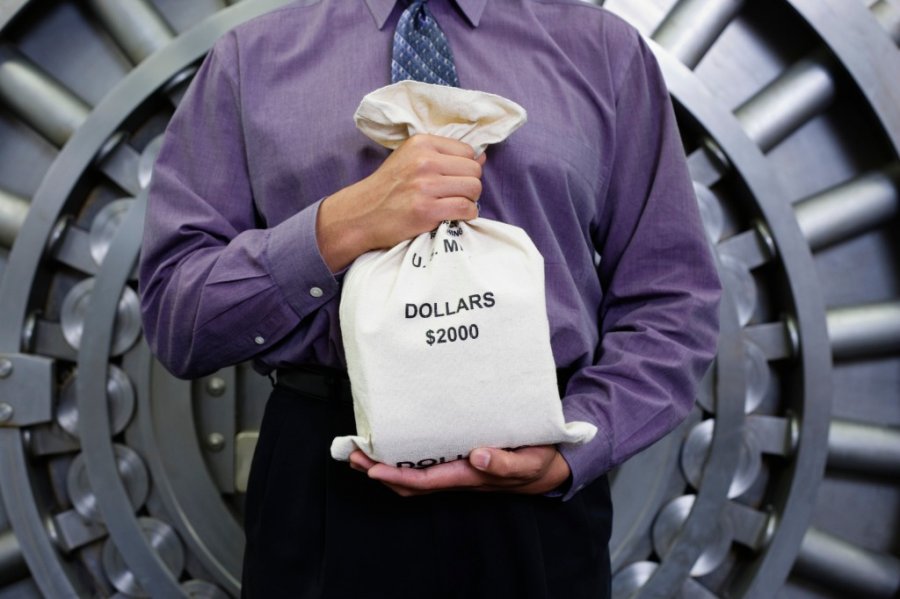 Девальвацию пытаются остановить продажей $100 млн