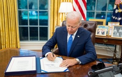 Байден підписав закон про $12,3 млрд для України