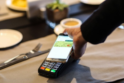 Частка безготівкових операцій за кількістю перевищила 95%