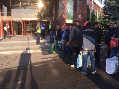 Завод Коломойского арендовал паркинг под офисом ПриватБанка для митингов